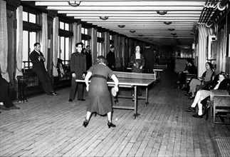 touristes jouant au ping-pong, 1930
