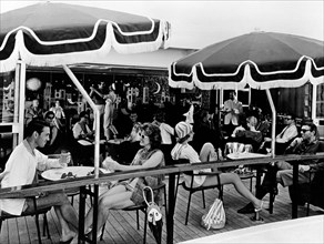 passagers au bar de la véranda du leonardo da vinci, 1961