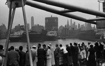paquebot andrea doria quittant new york pour son dernier voyage, 1956