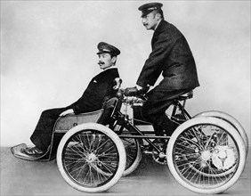 giovanni agnelli et luigi storero sur le quadricycle phoenix après la course victorieuse à vérone, 1899