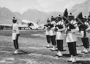 aéroport de gilgit au pakistan, accueillant des explorateurs militaires en route pour nanga parbat, 1953