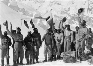 l'alpiniste hermann buhl, deuxième à droite, après l'ascension du nanga parbat, 1953