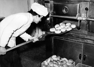 cuisson du pain sur le croiseur lanceur de missiles duilio, 1965