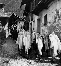 procession dans la province brusson d'aoste, 1950
