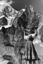 costume de courmayeur, en arrière plan le monte bianco et l'aiguille noire, 1950 1960