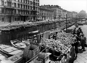 marché de cococmeri sur le canal grande, 1954