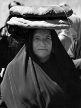 femme portant du pain à stilo reggio di calabria, 1967
