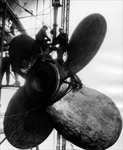 assemblage de l'hélice du raffaello au chantier naval san marco de trieste, 1963