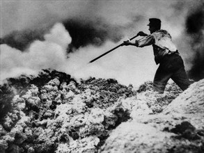 rapport d'éruption du vésuve, 4 avril 1906, vésuve, un homme ramasse un morceau de lave en souvenir, 1906