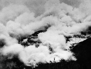 service de l'éruption du vesuvius du 4 avril 1906, vesuvius, une bouche de lave s'ouvre sur le flanc et détruit boscotrecase le 5 avril 1906