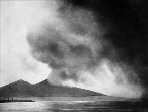 service de l'éruption du vésuve du 4 avril 1906, vésuve, pin cendré se déverse sur la mer le 10 avril 1906