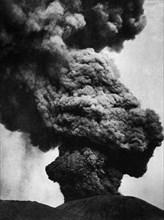 service de l'éruption du vésuve du 4 avril 1906, vésuve, le pin cendré en spirale, 1906