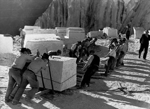Transport de blocs de marbre de Carrare, 1955