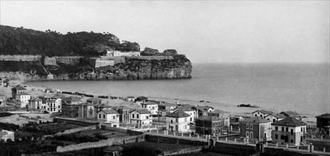 villas à serapo di gaeta et vue sur le sanctuaire de la montagne fendue, 1920 1930
