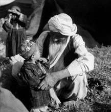 un vieux nomade ouzbek avec ses enfants, 1956