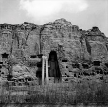 bouddha géant taillé dans la roche dans la vallée de surkhab, 1956