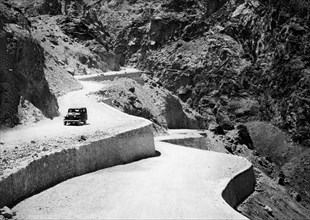 tronçon de la route peshawar-kaboul dans la gorge de tanga garu, 1960