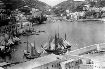 lazio, vue de ponza et des maisons de santa maria à droite, 1910 1920