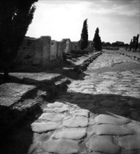 lazio, route romaine lors des fouilles d'ostia antica, 1930