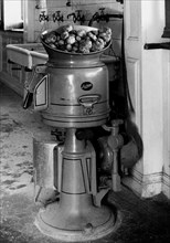 milan, éplucheuse de pommes de terre au nouveau restaurant de la gare centrale, épluche six kilos toutes les trois minutes, 1920 1930
