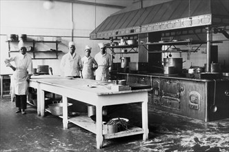 milan, cuisine du nouveau restaurant de la gare centrale, 1920 1930