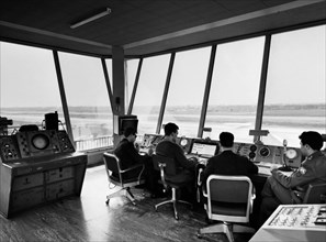 intérieur de la tour de contrôle de l'aéroport de milan linate, 1950 1960