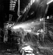 atelier de soudage de l'aciérie vanzetti à milan, 1955