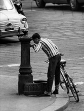 milan, garçon se désaltérant à la fontaine, 1963