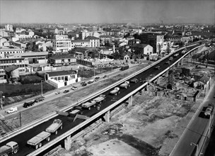 milan, viale certosa, essai de charge du viaduc avant son ouverture, 1958