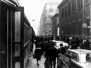 milan, ouvriers et employés descendent du tramway à via farini, 1963
