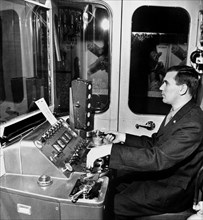 milan, cabine de conduite d'une rame de métro, 1964