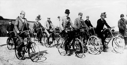 Membres du Touring Club italien faisant une excursion à vélo à Pavie, 1895