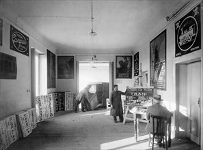 intérieur d'un atelier d'insignes peints à la main, 1910 1920