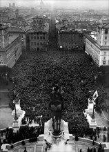 italie, rome, rassemblement de ruraux sur la piazza venezia, 1928