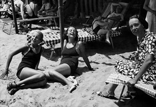 italie, lido de venise, sur la plage près des cabines, 1920 1930