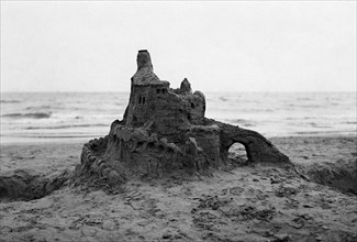 italie, lido de venise, château de sable, années 1950