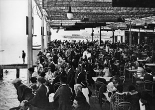 italie, lido de venise, heure du thé sur la terrasse du grand établissement de bains du lido de venise, 1900