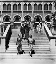 italie, lido de venise, marches de l'hôtel excelsior au lido de venise, 1927