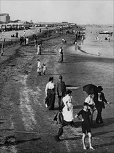 italie, lido de venise, promenade sur le rivage du lido de venise, 1910