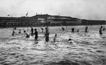 établissement des bains au lido de venise vu de la mer, 1910
