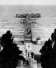 passerelle sur la plage de l'hôtel excelsior sur le lido de venise, 1930
