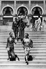 italie, lido de venise, marches de l'hôtel excelsior au lido de venise, 1927