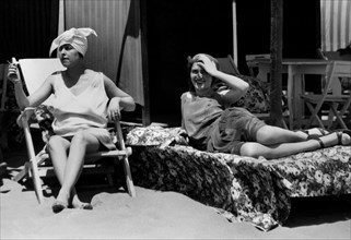 italie, lido de venise, sur la plage de l'hotel excelsior au lido de venise, 1927