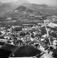 italie, veneto, vue aérienne de la station thermale d'abano terme, colli euganei, 1960