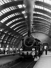 italie, lombardie, milan, train quittant la gare de milan, 1955