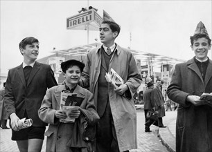 italie, lombardie, milan, visiteurs à la recherche de dépliants publicitaires lors de la XXIVe édition de la foire, 1951