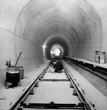 italie, lombardie, milan, construction de la deuxième ligne de métro, 1965