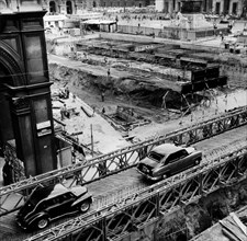 italie, lombardie, milan, travaux d'excavation pour la station de métro duomo, 1965