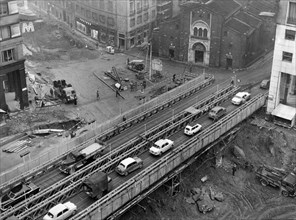 italie, lombardie, milan, travaux d'excavation avec ponts bailey temporaires pour la station de métro san babila, 1965