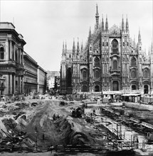 italie, lombardie, milan, travaux d'excavation pour la station de métro duomo, 1965